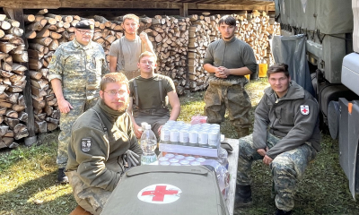 Militärseelsorger Hartl bei bei Soldaten, die im Assistenzeinsatz sich befinden