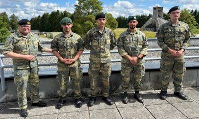 Militärpfarrer Oliver Hartl mit den Firmkandidaten