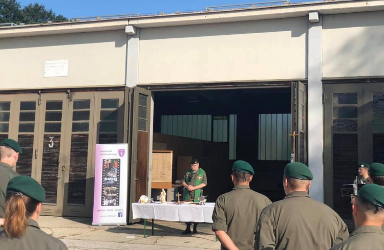 Der Gottesdienst konnte bei strahlemdem Sonnenschein im Freien gefeiert werden.