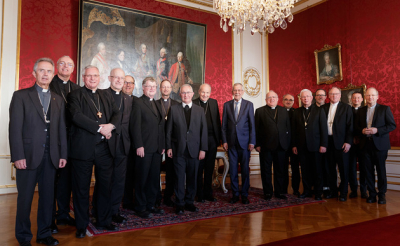 Bundespräsident empfängt Mitglieder der Bischofskonferenz in Hofburg und würdigt &quot;harmonisches und vertrauensvolles&quot; Verhältnis von Staat und Kirche sowie kirchliches Engagement für Umwelt, Gerechtigkeit und Friede - Schönborn: Synode will angesichts globaler Herausforderungen Umdenken, Lebensstiländerung und Verzicht 