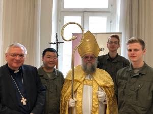 Der "faire Nikolaus" der Katholischen Männerbewegung besuchte das Militärordinariat uns seine Mitarbeiter um für die entwicklungspolitische Aktion "Sei so frei" zu werben.