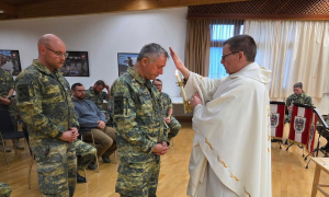 Spendung des Blasiussegens durch Militäroberkurat Christoph Gmachl-Aher 