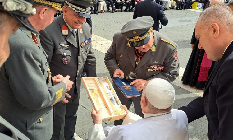 Überreichung des Gastgeschenkes an Papst Franziskus