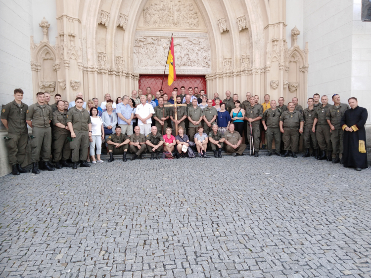 Die Pilgergruppe am Ziel der Wallfahrt, der Basilika von Mariazell.