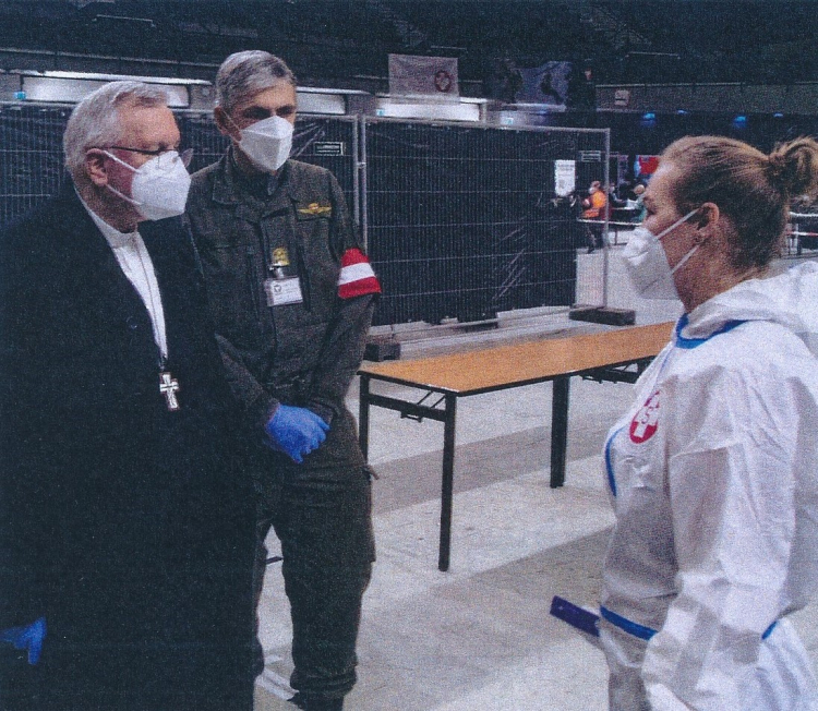 Militärbischof bei Besuch einer Teststraße in der Wiener Stadthalle