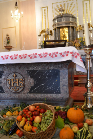 Erntedankgaben vor dem Altar