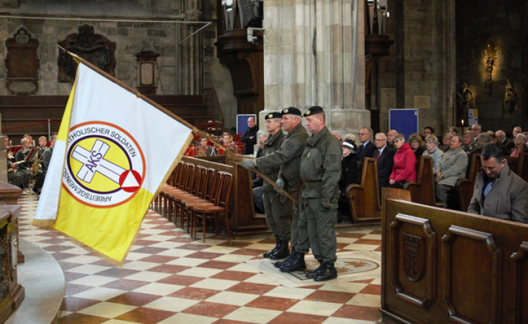 Festakt und Festgottesdienst mit Militärbischof Freistetter im Stephansdom - &quot;Arbeitsgemeinschaft unverzichtbaren Bestandteil der Militärseelsorge&quot; - Bischof betont im Beisein von Verteidigungsminister Starlinger Friedensauftrag der Soldaten.