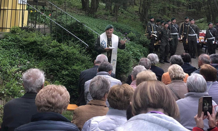 Die Maiandacht vor der Antoniuskapelle mit Militärdekan Alexander Wessely