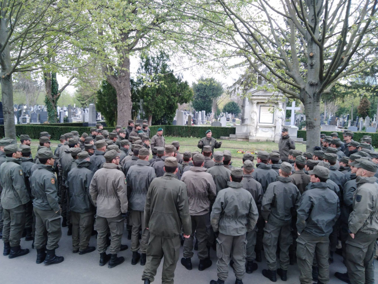 Wessely mit Soldatinnen und Soldaten beim Rundgang über den Wiener Zentralfriedhof