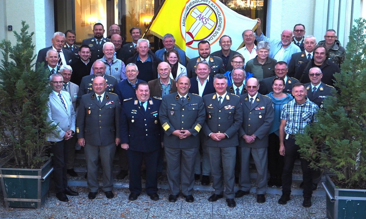 Die Teilnehmer des "Jakob-Kern-Akademie Angebotes" mit dem Präsidenten der Arbeitsgemeinschaft Katholischer Soldaten (AKS) Brigadier Mag. Peter Schinnerl und Militärgeneralvikar Mag. Andreas Guganeder 