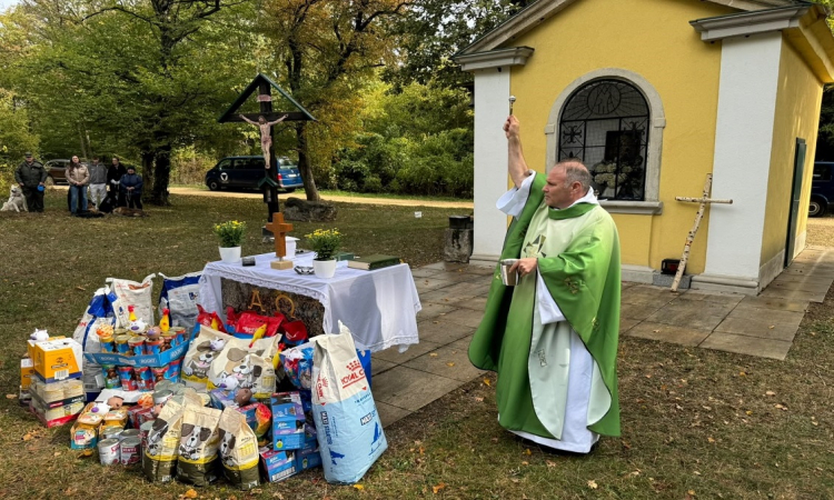 Initiator der Wallfahrt, Militärdekan Alexander Wessely, bei der Segnung der Futterspenden