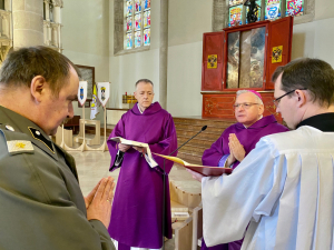 Militärbischof Werner Freistetter weiht am Montag Vizeleutnant Andreas Binder in der St. Georgs-Kathedrale in Wiener Neustadt zum ständigen Diakon.