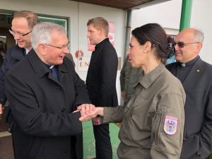 Bischöfe mit Österreichischen Soldaten nach dem Gebet in der Camp-Kapelle