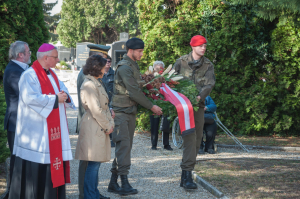 Militärbischof Werner Freistetter, Bürgermeisterin Astrid Reiser und Garnisonskommandant Oberst Hrbek bei der Kranzniederlegung