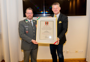 Verleihung der Ehrenurkunde der Stadt Klagenfurt an Pfarradjunkt Vzlt Markus Stromberger