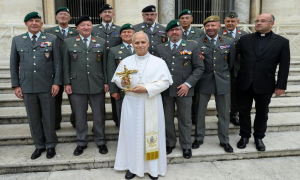 Papst Leo XIV. mit den Pfarradjunkten, deren geistlichen Begleiter, Militärdekan Mag. Richard Weyringer (zweiter von re.), und Militärerzdekan Dr. Harald Tripp (erster von re.)