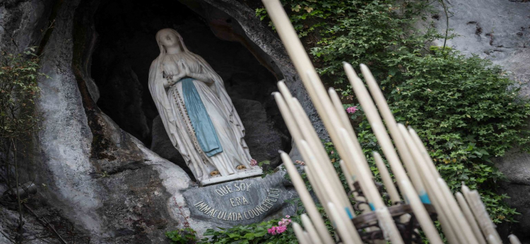 Die weltbekannte Marienstatue von Lourdes!