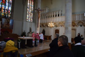 Die Farbe rosa dominiert am 3. Adventsonntag- Gaudete -  dieser Brauch ist wahrscheinlich eine Angleichung an den vierten Fastensonntag („Laetare“) der die Mitte der österlichen Bußzeit markiert und wegen seines freudigen Charakters schon vorher die Farbe Rosa verwendete.