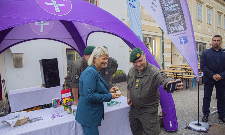 Frau Bundesminister Klaudia Tanner mit Militärdekan Alexander Wessely vor dem Zelt der Militärseelsorge