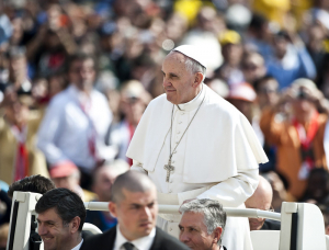 Apostolisches Schreiben "Querida Amazonia" (Geliebtes Amazonien) im Nachgang zur jüngsten Sonderbischofssynode veröffentlicht - "Es geht nicht nur darum, eine größere Präsenz geweihter Amtsträger zu ermöglichen, die die Eucharistie feiern können" - Ständige Diakone sowie Ordensleute und Laien sollen wichtige Aufgaben in kirchlichen Gemeinschaften vor Ort übernehmen - Weiheämter für Frauen hält Franziskus für keine Lösung, plädiert aber "das Entstehen anderer spezifisch weiblicher Dienste" in der Kirche anzuregen 
