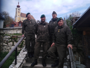 Nach dem Kreuzweg in Donnerskirchen: Alexander Wessely im Gespräch mit den Militärpfarradjunkten Vizeleutnant Markus Stromberger, Vizeleuntnant Heinz Vieider und Vizeleutnant Josef Agril.