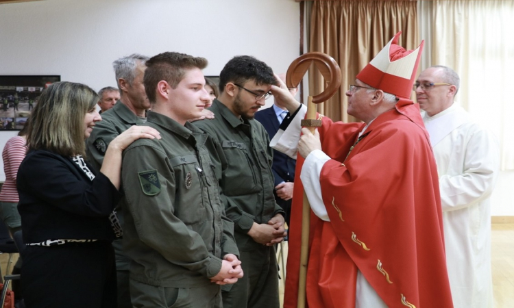 &quot;Firm in die Zukunft gehen&quot; - Firmung in der Hauskapelle der Militärpfarre beim Militärkommando Tirol