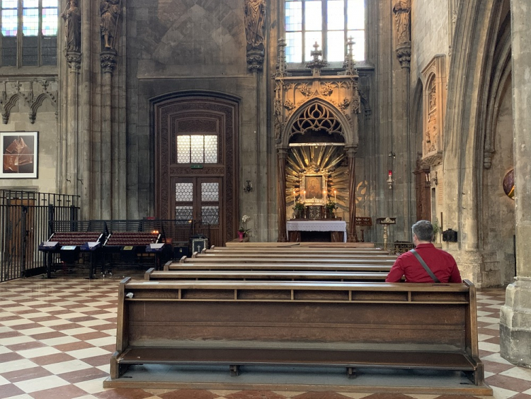 Neue Rahmenordnung gilt ab Dienstag 0 Uhr - Kirchen bleiben für das persönliche Gebet geöffnet, Feier nicht öffentlich zugänglicher Gottesdienste mit maximal zehn Personen zulässig - Erzbischof Lackner: &quot;Christliche Nächstenliebe heißt jetzt, verantwortungsvoll zu handeln und einander zu schützen&quot; 