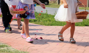 Fronleichnam: Kinder streuen bei der Prozession Blumenblätter