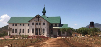 Auf Initiative von Bischofsvikar Christian Thomas Rachlé wurde vor eineinhalb Jahren mit dem Bau eines kirchlichen Zentrums in Tansania am Fuße des Kilimandscharos begonnen. Nun wurde der Bau – auch mit finanzieller Unterstützung der Militärdiözese - vollendet. Das Projekt birgt auch eine Kirche, eine Schule und eine Krankenstation.