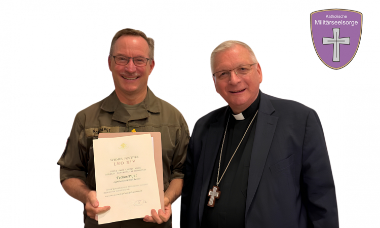 Übergabe des päpstlichen Ernennungsschreibens durch Militärbischof Werner Freistetter