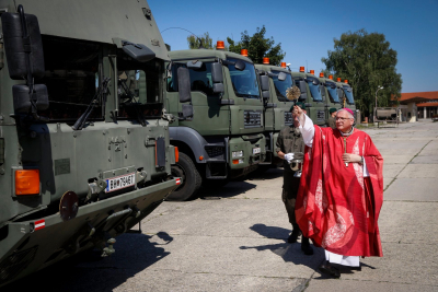 Militärbischof Werner Freistetter bei der Segnung der Fahrzeuge