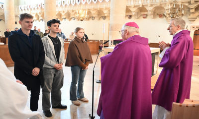 Militärbischof Werner Freistetter mit den drei Katechumenen