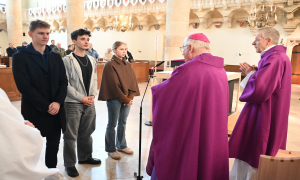 Militärbischof Werner Freistetter mit den drei Katechumenen