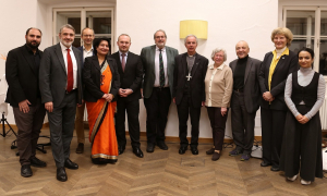  v.l.n.r.: Ahmet Ayne (IGGÖ Vorarlberg), Florian Welzig (Bundeskanzleramt), Martin Brait (Katholische Kirche Oberösterreich), Rama Mahli (Hindu Gemeinde Salzburg), Ümit Vural (IGGÖ), Markus Ladstätter (Kommission Weltreligionen), Weihbischof Hansjörg Hofer (Erzdiözese Salzburg), Hanna Feingold (Mitglied der IKG Salzburg), Kurt Krammer (Buddhistische Religionsgesellschaft Salzburg), Erika Erber (Österreichische Buddhistische Religionsgesellschaft), Gursimran Kaur (Sikh Gemeinde)