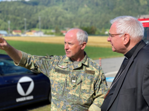 Militärbischof Werner Freistetter in von Unwetter betroffen Gebiet im Kärnten