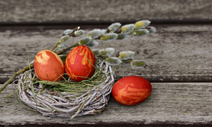 Eier, Lamm und Hase: Tierische Osterbräuche als Symbol für Auferstehung - Palmbuschen, Osterspeisensegnung und Ratschen