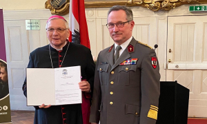 Militärbischof Werner Freistetter und Militärgeneralvikar Ehrenkonsistorialrat Peter Papst mit dem unterzeichneten Dekret  