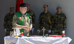 Militärdekan Hartl bei der Feldmesse in Pitten