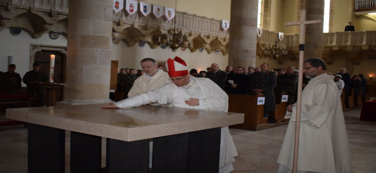 Bischof Freisetter bei der feierlichen Weihe des neuen Altars
