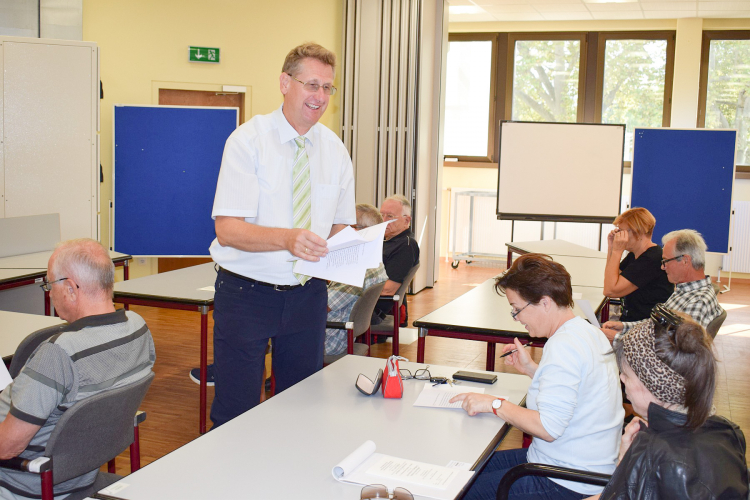 Dipl.-Päd. Herbert Vouillarmet  bei der 9. AKS-Gesprächsrunde in Wiener Neustadt