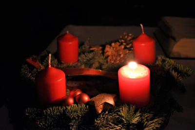 Der Adventkrenz und die erste Kerze am Beginn des Advents