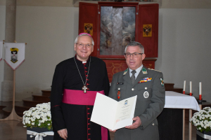 Der Militärbischof, Dr. Werner Freistetter, mit Vizeleutnant Herrmann Nährer nach seiner Beauftragung zum Akolythen.