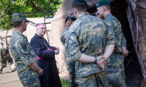 Militärbischof Werner Freistetter im Gespräch mit Soldaten im internationalen militärischen Zeltlager in Lourdes