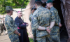 Militärbischof Werner Freistetter im Gespräch mit Soldaten im internationalen militärischen Zeltlager in Lourdes