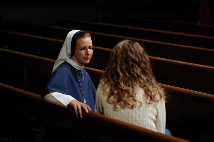 Bischofskonferenz äußert Verständnis für Enttäuschte, die sich in Frage von Weiheämtern für Frauen &quot;eine andere Entwicklung kirchlicher Lehrauffassung wünschen&quot; - Papst Franziskus auf Linie bisheriger kirchlicher Lehraussagen - &quot;Wir sprechen dennoch Bitte aus, miteinander im Dialog zu bleiben