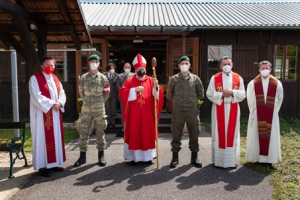 Die Zelebranten mit den Firmlingen; von links nach rechts: Bischofsvikar Dr. Christian Thomas Rachlé, Gfr David Lenz, Militärbischof Dr. Werner Freistetter, Rekr Manuel Horvat, Militäroberkurat Mag. Sascha Kaspar, Militärkaplan Mag. Johannes Freitag