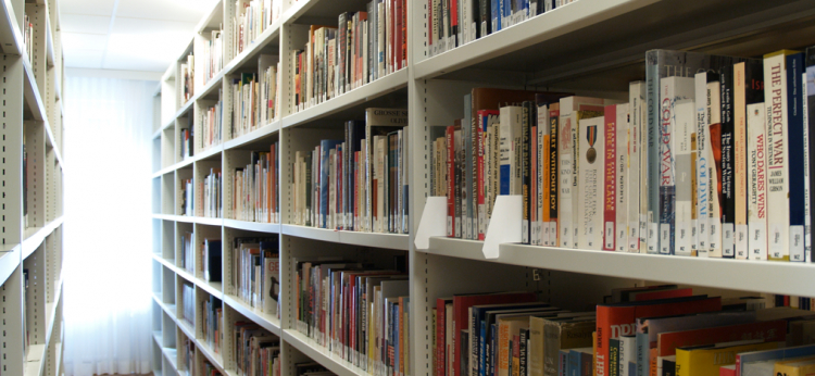 Die Militärbischöfliche Bibliothek umfasst rund 18.000 Titel