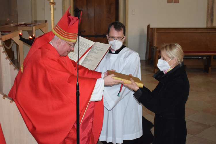 Papst Franziskus öffnete dank einer entsprechenden Änderung des Kirchenrechts mit dem Erlass „Spiritus Domini“ (Der Geist des Herrn) Lektoren- und Akolythenamt endgültig auch für Frauen. Das Pontifikalamt zu Pfingsten war dadurch gleichzeitig die Beauftragung zur Lektorin von drei Frauen in der Militärdiözese. Diesem wichtigen Hochfest war eine Virgil vorausgegangen.