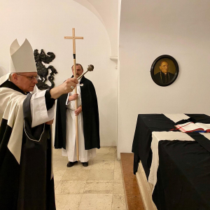 Bischof Freistetter vor dem Grab von Militärbischof Alfred Kostelecky in der St. Georgs Kathedrale