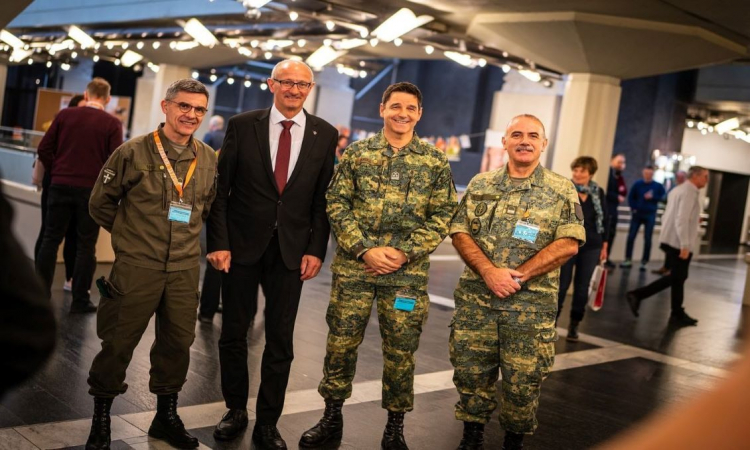 Das Team des Infostandes der Militärpfarre beim Militärkommando Tirol mit Landeshauptmann Anton Mattle